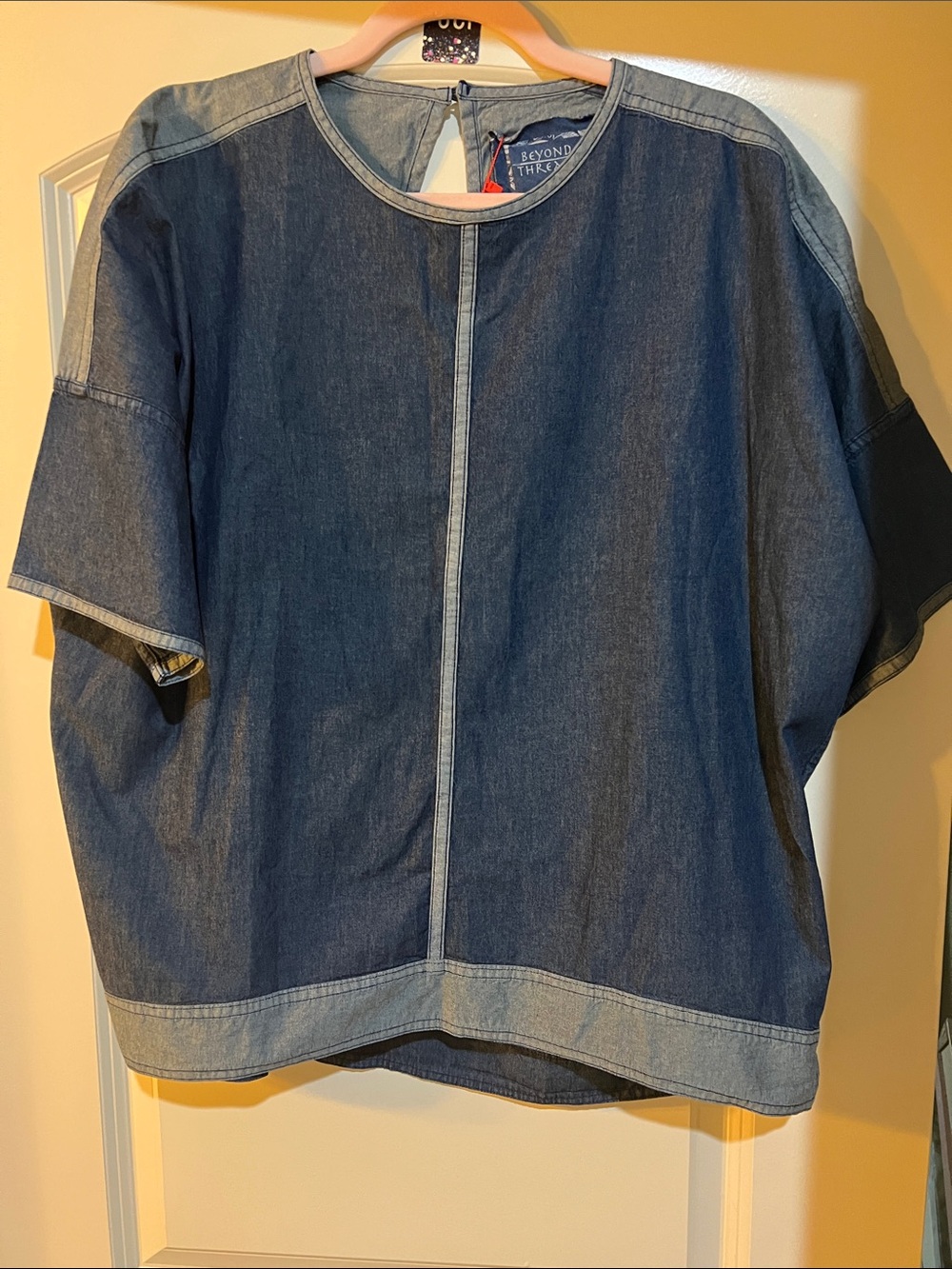 Beyond Threads ™ Women’s Dark Denim Short-Sleeve Top H198